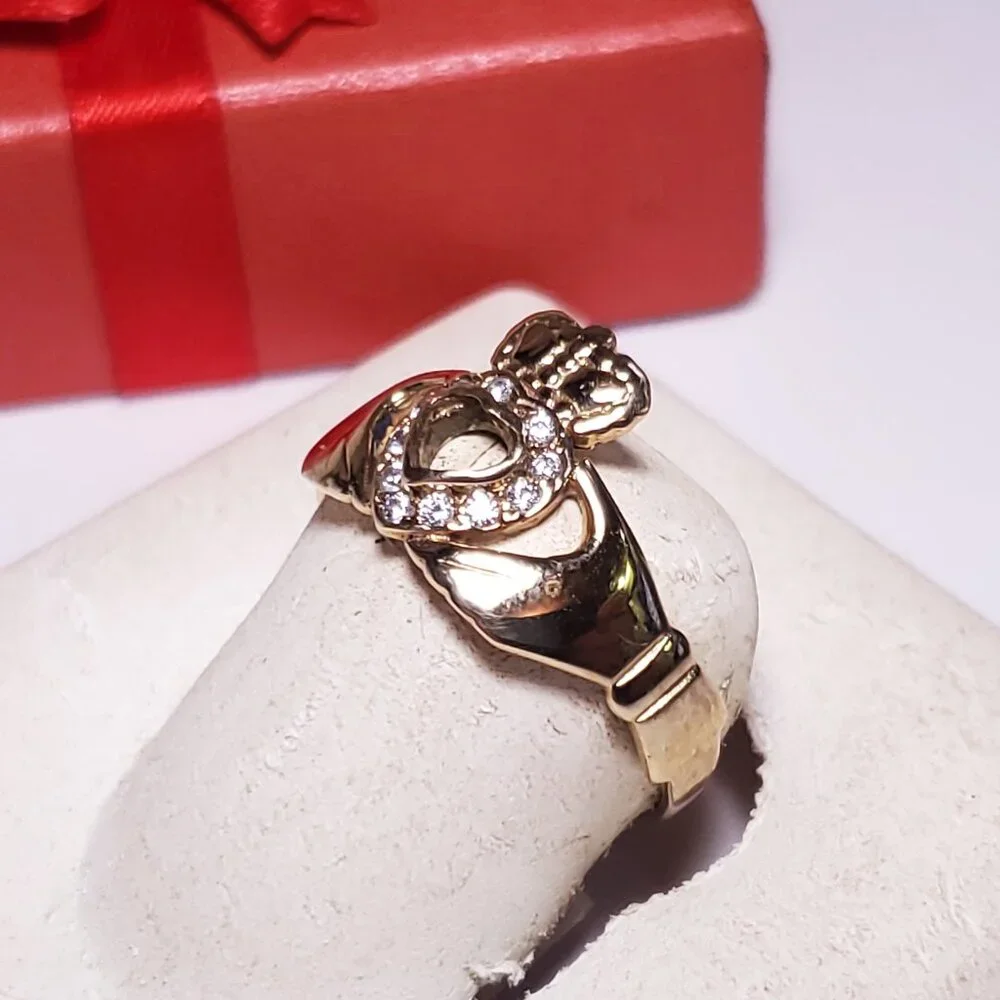 Vintage .15cttw Rd CZ Heart Top 9Kt Y/Gold Lds or Gnts Claddagh S-8.5 Ring#23789 - Picture 3 of 6
